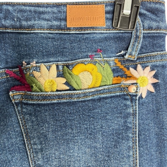 Judy Blue Jeans Women's  7 / 28 Blue Boyfriend Fit Distressed Floral Embroidered - Picture 4 of 16